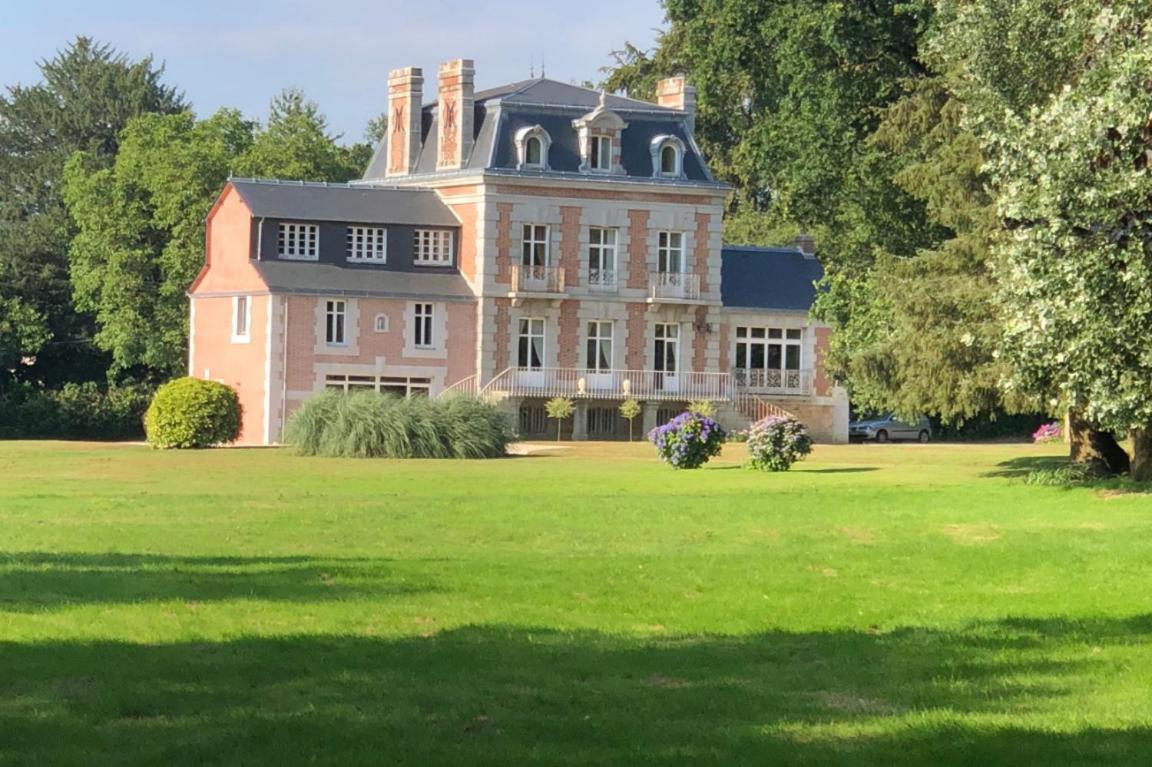 Chateau De La Chasse Beauvais Romagne  Exterior photo